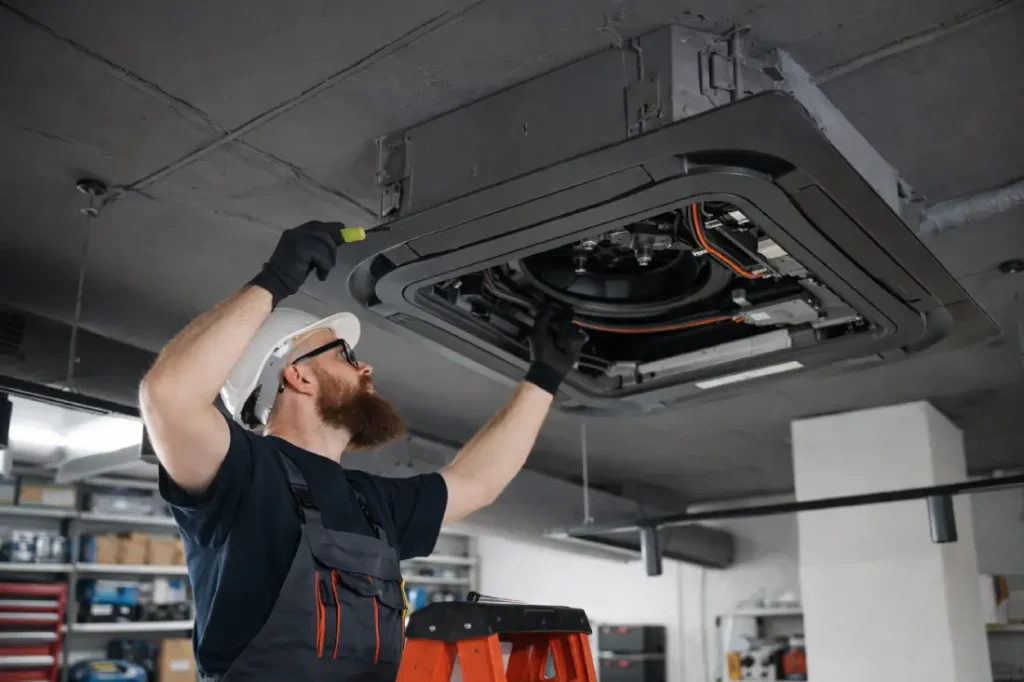 Kaset Klima Arıza Tespiti Yapan Teknik Servis Ustası Tavana Monteli Kaset Klima Kontrol İşlemi