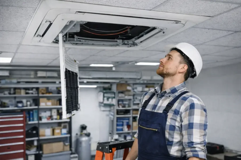 Kaset Klima Servisi Hizmetleri İçin Tavana Monteli Kaset Klima Bakım Ve Kontrol İşlemi Yapan Teknik Servis Ustası