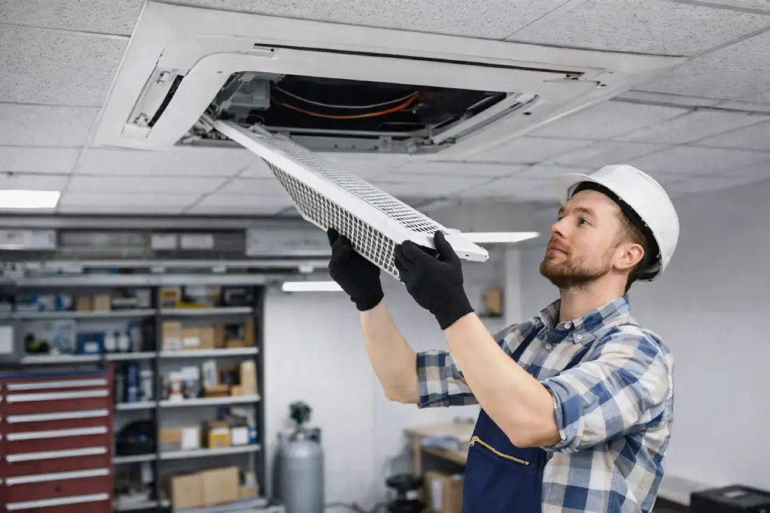 Kaset klima servisi yapan teknik servis ustası tavana monteli kaset klima bakım işlemi