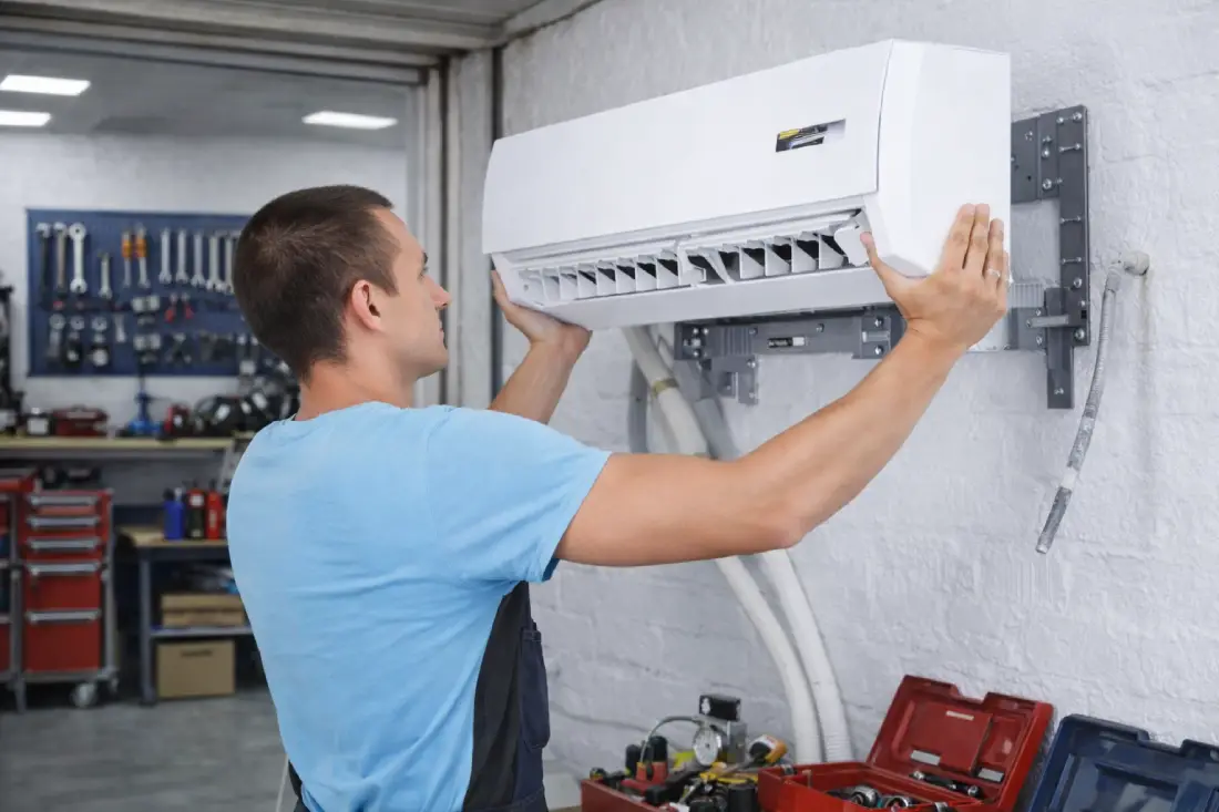 klima montajı yapan teknik servis ustası klima kurulumu ve klima montaj hizmeti