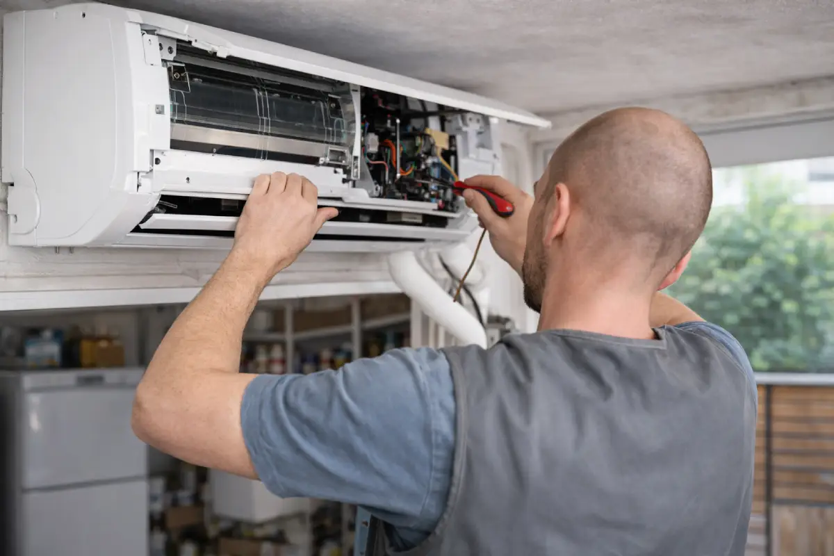 Maltepe LG klima servisi ustası klima arıza tamiri ve bakım işlemi yapan teknik ekip